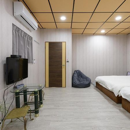 羅東夜市 小宅一生民宿 Night Market Small House Lifetime Hotel Luodong Exterior foto