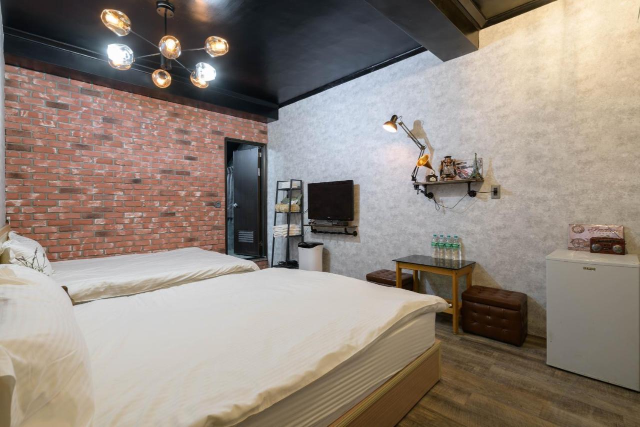 羅東夜市 小宅一生民宿 Night Market Small House Lifetime Hotel Luodong Exterior foto